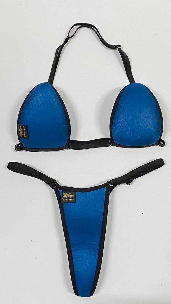 Bikíni fita brasileiro de tecido cor azul turquesa.
